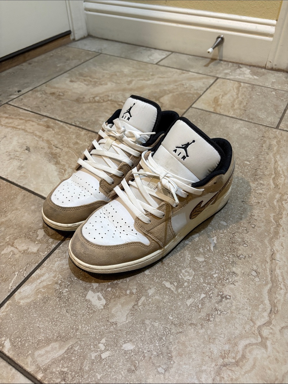 Jordan 1 Low SE White and Beige Youth Sneakers